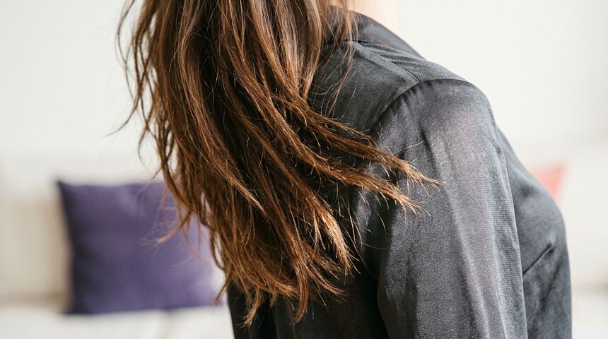 Mulher com cabelo longo e castanho em foco