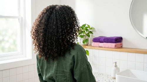 Scab hair: por que o cabelo nasce diferente na transição?