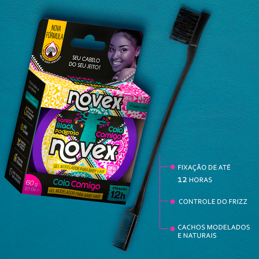 Caixa do Gel Modelador para Baby Hair Novex Santo Black Poderoso Cola Comigo Embelleze de 60g ao lado de uma escova modeladora preta, com textos destacando fixação de até 12 horas, controle do frizz e cachos modelados sobre fundo azul texturizado.
